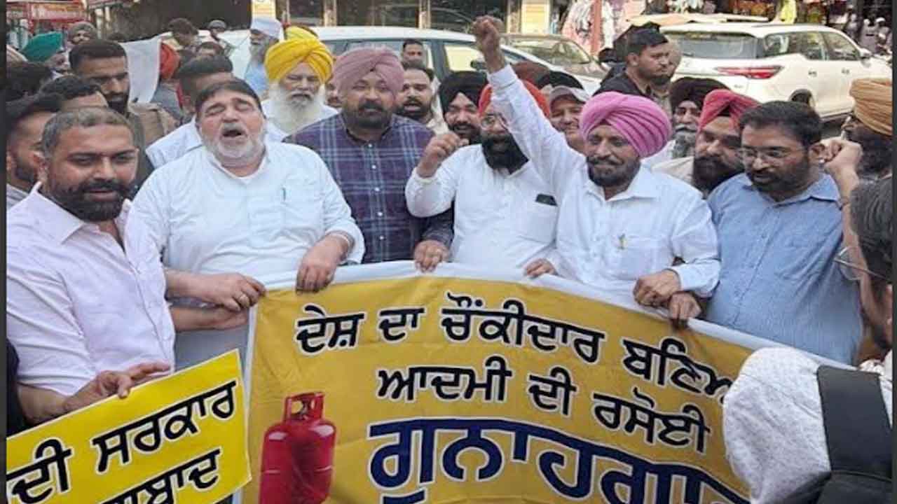 Aap Punjab ਦੀ ਟਰੇਡ ਵਿੰਗ ਵਲੋਂ ਗੈਸ ਸਿਲੰਡਰਾਂ ਦੀਆਂ ਕੀਮਤਾਂ ‘ਚ ਵਾਧੇ ਵਿਰੁਧ ਘੰਟਾ ਘਰ ਵਿਖੇ ਰੋਸ ਪ੍ਰਦਰਸ਼ਨ