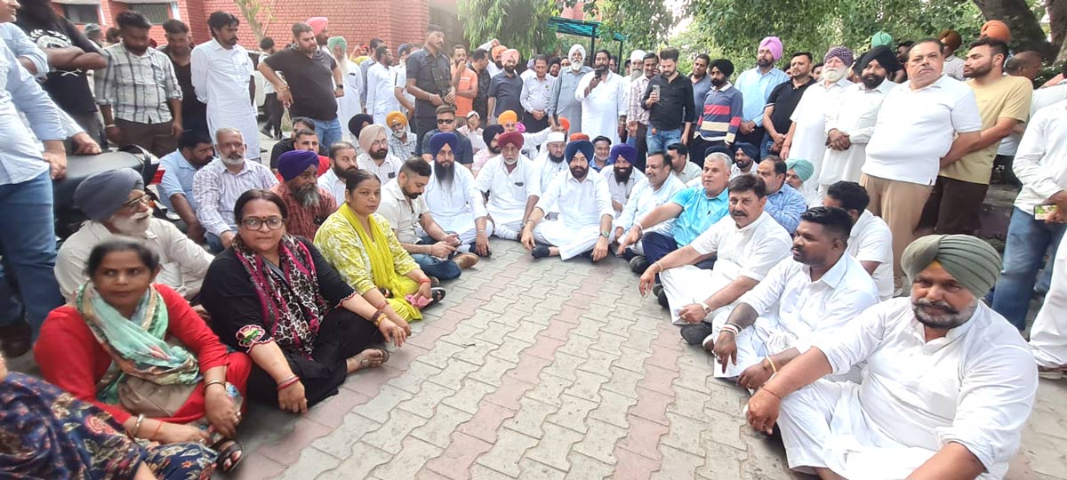 SDM Office Amloh Protest: ਮੰਡੀ ਗੋਬਿੰਦਗੜ੍ਹ ਨਗਰ ਕੌਂਸਲ ਚੋਣਾਂ: ਨਾਮਜ਼ਦਗੀ ਪੱਤਰਾਂ ਦੀ ਸੂਚੀ ਲੇਟ ਕਰਨ ’ਤੇ ਵਿਰੋਧੀ ਧਿਰਾਂ ਦਾ ਐਸਡੀਐਮ ਦਫ਼ਤਰ ਅਮਲੋਹ ਅੱਗੇ ਧਰਨਾ