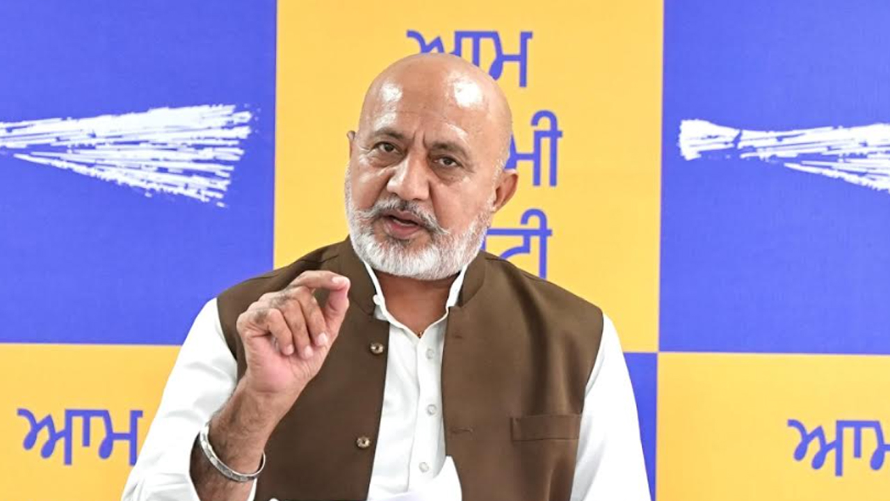 BJP ਆਗੂ ਰਵਨੀਤ ਸਿੰਘ ਬਿੱਟੂ ਦਾ ਪੰਜਾਬ ਪੁਲਿਸ ਦੇ ਅਧਿਕਾਰੀਆਂ ਪ੍ਰਤੀ ਦੁਰਵਿਵਹਾਰ ਸੱਤਾ ਦੇ ਹੰਕਾਰ ਅਤੇ ਸੁਰੱਖਿਆ ਬਲਾਂ ਪ੍ਰਤੀ ਨਿਰਾਦਰ ਨੂੰ ਦਰਸਾਉਂਦਾ ਹੈ: ਬਲਤੇਜ ਪੰਨੂ