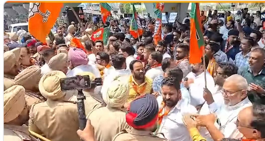 BJP Protest: ਧੱਕਾ-ਮੁੱਕੀ ਦੇ ਵਿਰੋਧ ’ਚ ਭਾਜਪਾ ਨੇ ਘੇਰਿਆ ਸੀਪੀ ਦਫ਼ਤਰ, ਮਾਹੌਲ ਹੋਇਆ ਤਣਾਅਪੂਰਨ
