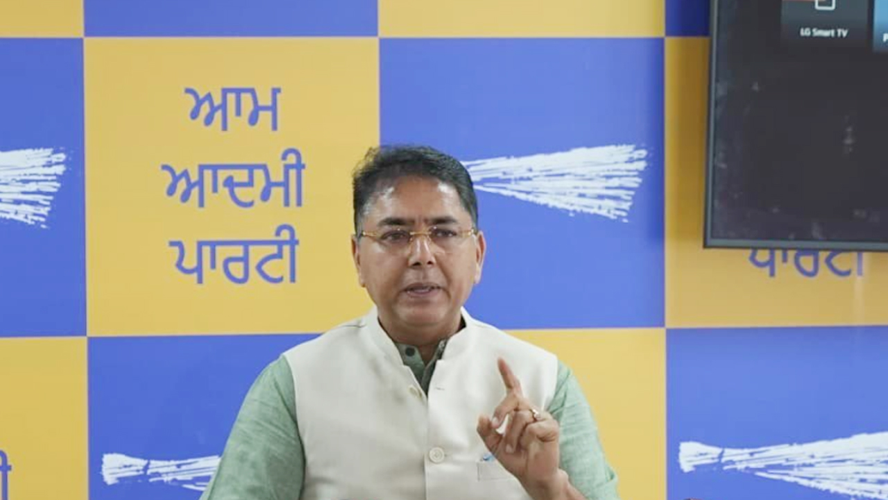 BJP ਆਗੂ ਆਪਣੇ ਆਪ ਨੂੰ ਸੰਵਿਧਾਨ ਤੇ ਕਾਨੂੰਨ ਤੋਂ ਉੱਪਰ ਸਮਝਦੇ ਹਨ, ਭਾਜਪਾ ਨੇ ਨਗਰ ਨਿਗਮ ਚੋਣਾਂ ਨੂੰ ਆਪਣੀ 'ਗੁੰਡਾਗਰਦੀ' ਦਾ ਇੱਕ ਹੋਰ ਪ੍ਰਦਰਸ਼ਨ ਬਣਾ ਦਿੱਤਾ: ਅਮਨ ਅਰੋੜਾ