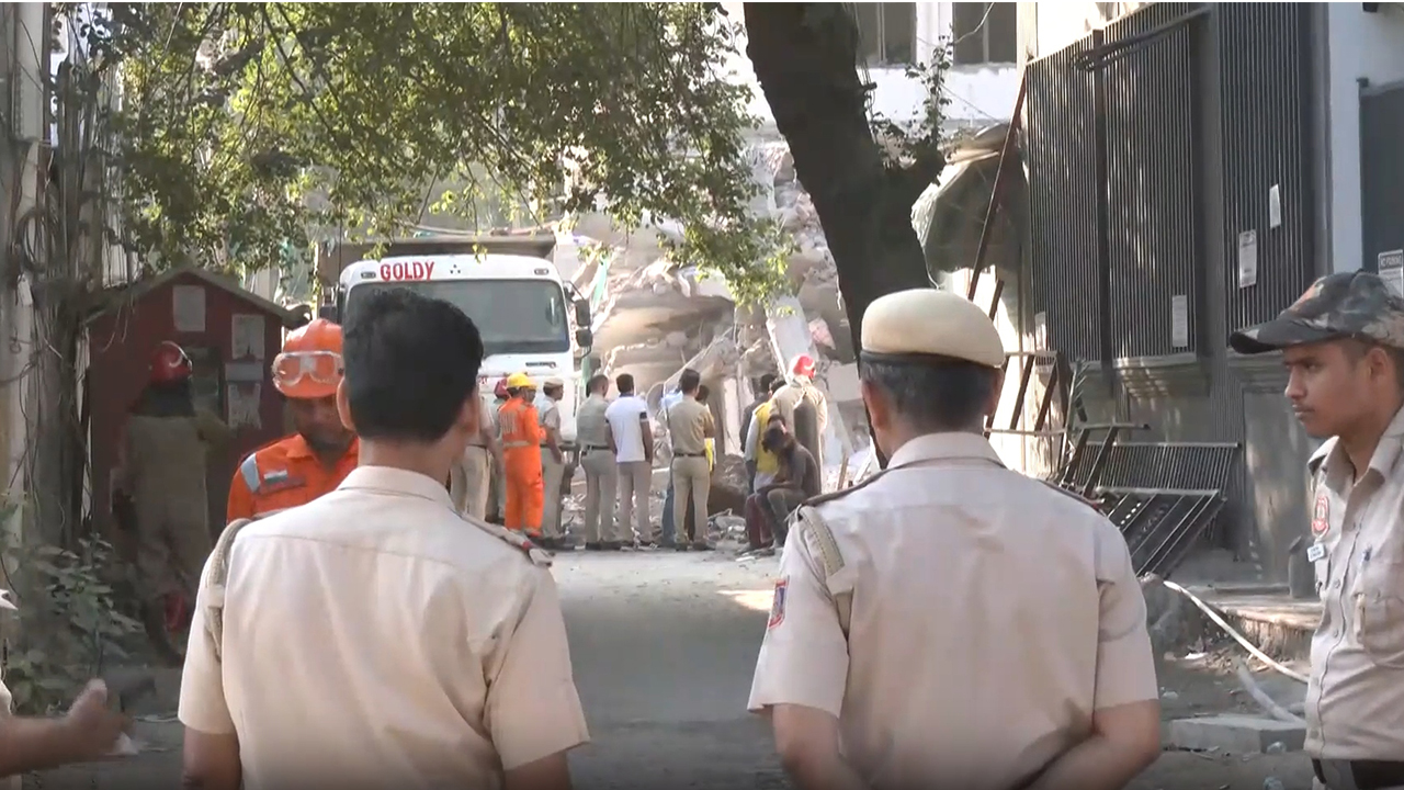 Delhi Building Collapse: ਪੰਜ ਮੰਜਲਾ ਇਮਾਰਤ ਡਿੱਗੀ, ਰਾਤ ਭਰ ਬਚਾਅ ਕਾਰਜ ਰਹੇ ਜਾਰੀ, ਮਲਬੇ ਹੇਠੋਂ 9 ਨੂੰ ਕੱਢਿਆ, ਇੱਕ ਦੀ ਮੌਤ