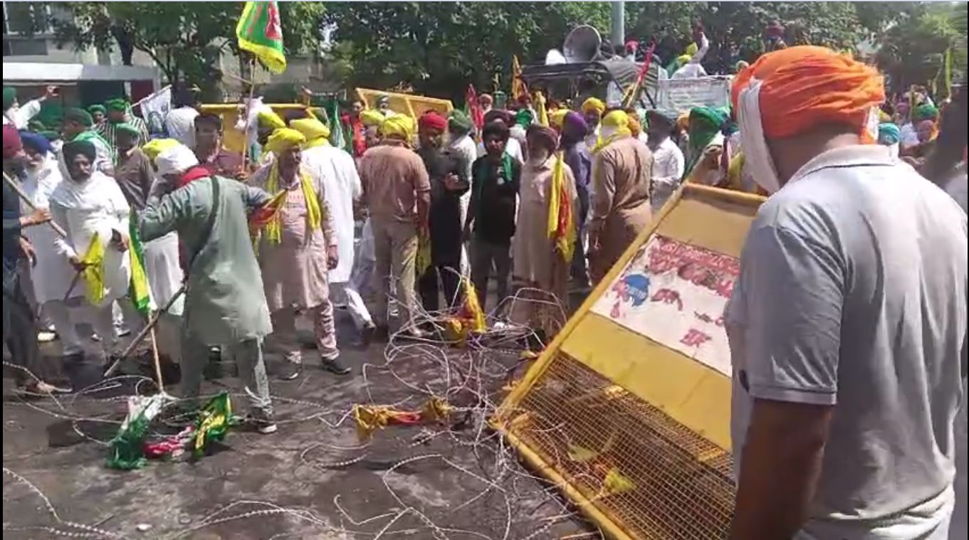 Breaking News Farmers : ਪੁਲਿਸ ਦੇ ਬੈਰੀਕੇਡ ਤੋੜ ਕੇ ਅੱਗੇ ਵਧੇ ਕਿਸਾਨ, ਹੋਈ ਧੱਕਾਮੁੱਕੀ 