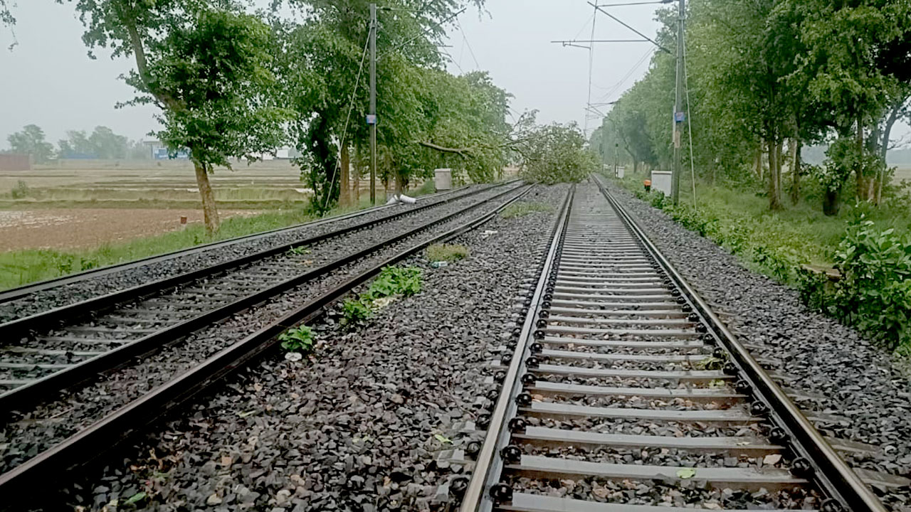 Gorakhpur Siwan Rail Route: ਤੂਫਾਨ ਨੇ ਰੋਕੀ ਰੇਲ ਦੀ ਰਫਤਾਰ, ਕਈ ਟ੍ਰੇਨਾਂ ਦੇ ਰੂਟ ਬਦਲੇ