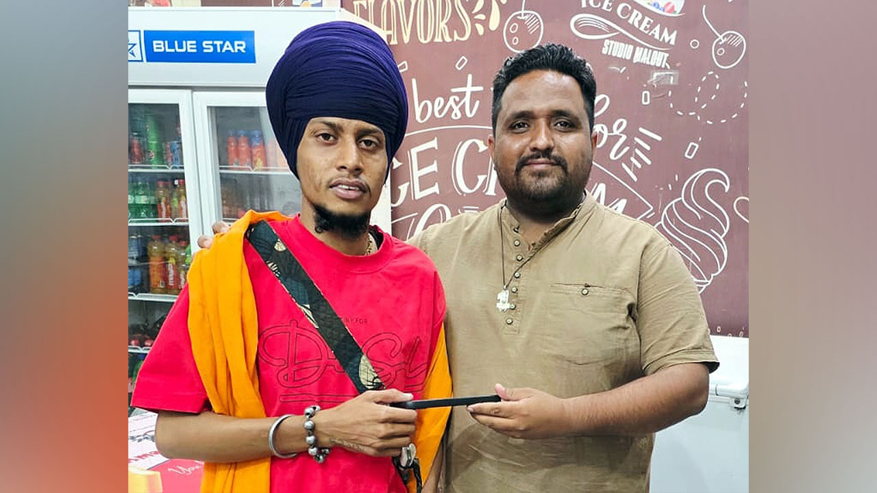 Honesty: ਸੱਚੇ ਨਿਮਰ ਸੇਵਾਦਾਰ ਰਾਹੁਲ ਇੰਸਾਂ ਨੇ ਸੜਕ ’ਤੇ ਡਿੱਗਿਆ ਮੋਬਾਇਲ ਵਾਪਸ ਕਰ ਦਿਖਾਈ ਇਮਾਨਦਾਰੀ