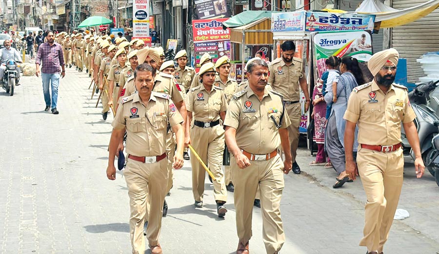Kotkapura News: ਅਗਾਮੀ ਚੋਣਾਂ ਦੇ ਮੱਦੇਨਜ਼ਰ ਕੋਟਕਪੂਰਾ ਪੁਲਿਸ ਪ੍ਰਸ਼ਾਸ਼ਨ ਵੱਲੋਂ ਸ਼ਹਿਰ ’ਚ ਕੱਢਿਆ ਫਲੈਗ ਮਾਰਚ