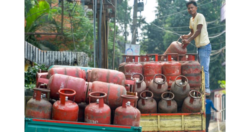 LPG Gas Update: ਗੈਸ ਸਿਲੰਡਰ ਦੀਆਂ ਕੀਮਤਾਂ 'ਚ ਰਿਕਾਰਡ ਤੋੜ ਵਾਧਾ, ਕਾਰੋਬਾਰੀਆਂ ਨੂੰ ਵੱਡਾ ਝਟਕਾ!