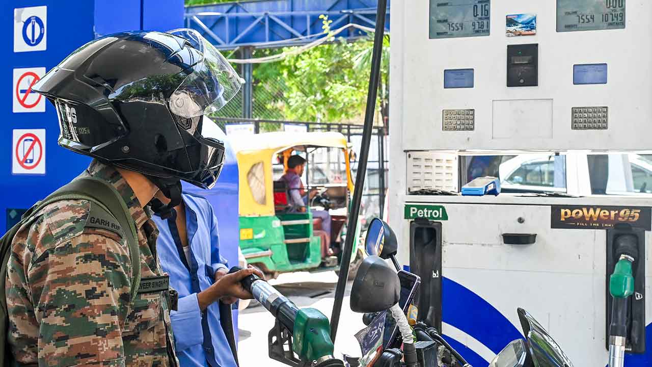 Petrol Diesel Price ’ਚ ਵਾਧੇ ਨਾਲ ਤੇਲ ਕੰਪਨੀਆਂ ਨੂੰ 52,700 ਕਰੋੜ ਰੁਪਏ ਦੀ ਰਾਹਤ ਮਿਲਣ ਦੀ ਸੰਭਾਵਨਾ: ਰਿਪੋਰਟ
