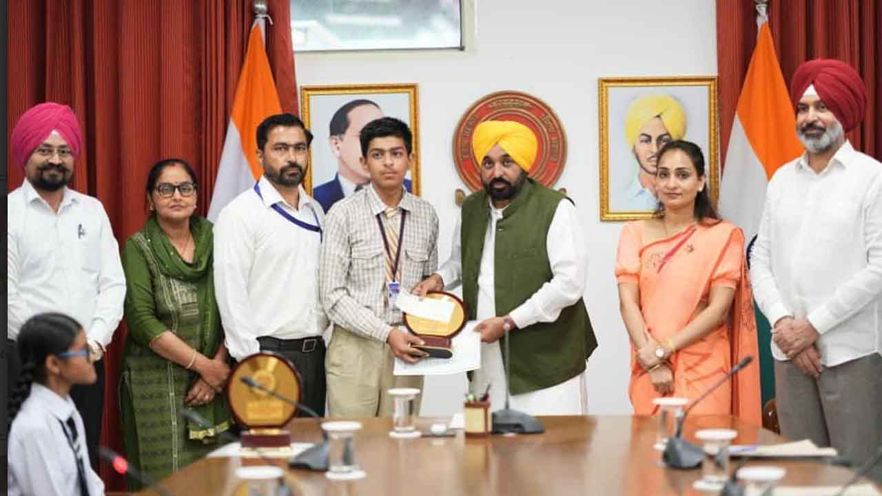 Punjab Education: ਭਗਵੰਤ ਮਾਨ ਸਰਕਾਰ ਦੀ 'ਸਿੱਖਿਆ ਕ੍ਰਾਂਤੀ' ਨੇ ਲਿਆਂਦੀ ਇਤਿਹਾਸਕ ਤਬਦੀਲੀ, ਦਸਵੀਂ ਜਮਾਤ ਦੇ ਬੋਰਡ ਨਤੀਜਿਆਂ ਵਿੱਚ ਕੁੜੀਆਂ ਨੇ ਪਹਿਲੇ 3 ਵਿੱਚੋਂ 2 ਸਥਾਨ ਕੀਤੇ ਹਾਸਲ