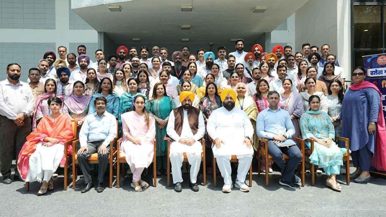 Punjab Education: ਪੰਜਾਬ ਦੇ ਸਰਕਾਰੀ ਸਕੂਲਾਂ ਦੇ 72 ਅਧਿਆਪਕਾਂ ਦਾ ਵਫ਼ਦ ਸਿਖਲਾਈ ਲਈ ਫਿਨਲੈਂਡ ਰਵਾਨਾ, ਭਗਵੰਤ ਮਾਨ ਸਰਕਾਰ ਦੀ ‘ਸਿੱਖਿਆ ਕ੍ਰਾਂਤੀ’ ਨੂੰ ਹੋਰ ਮਜ਼ਬੂਤੀ ਮਿਲੇਗੀ