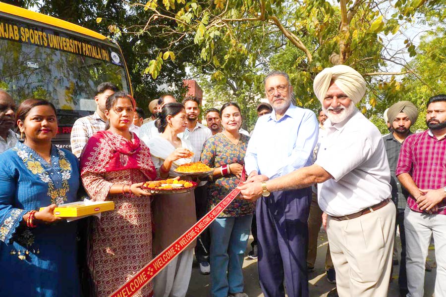 Punjab News: ਸਿਹਤ ਮੰਤਰੀ ਨੇ ਪੰਜਾਬ ਸਪੋਰਟਸ ਯੂਨੀਵਰਸਿਟੀ ਨੂੰ ਮਿਲੀਆਂ 2 ਬੱਸਾਂ ਵਿਦਿਆਰਥੀਆਂ ਦੇ ਸਪੁਰਦ ਕੀਤੀਆਂ