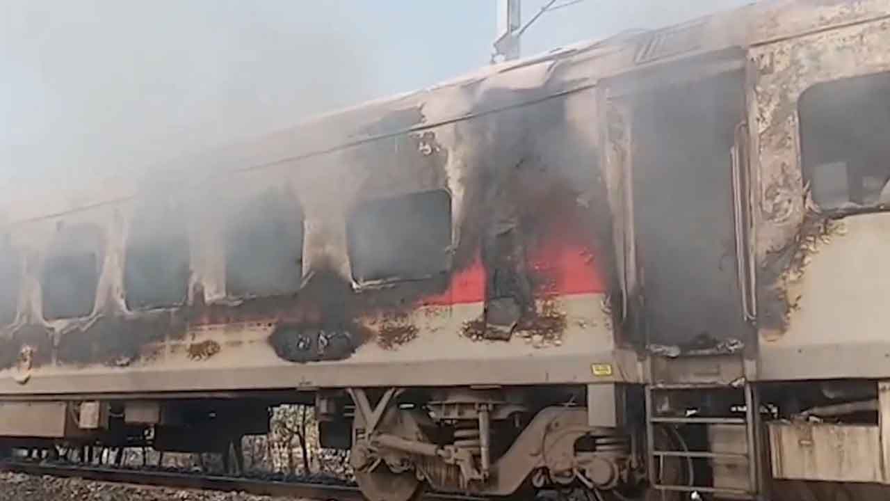 Rajdhani Express Fire: ਰਾਜਧਾਨੀ ਐਕਸਪ੍ਰੈਸ ਨੂੰ ਲੱਗੀ ਅੱਗ, ਆਰਪੀਐਫ ਤੇ ਰੇਲਵੇ ਸਟਾਫ ਦੀ ਤੇਜ਼ ਕਾਰਵਾਈ ਸਦਕਾ ਕੋਚ ਵਿੱਚ ਫਸੇ 68 ਯਾਤਰੀਆਂ ਨੂੰ ਬਚਾਇਆ