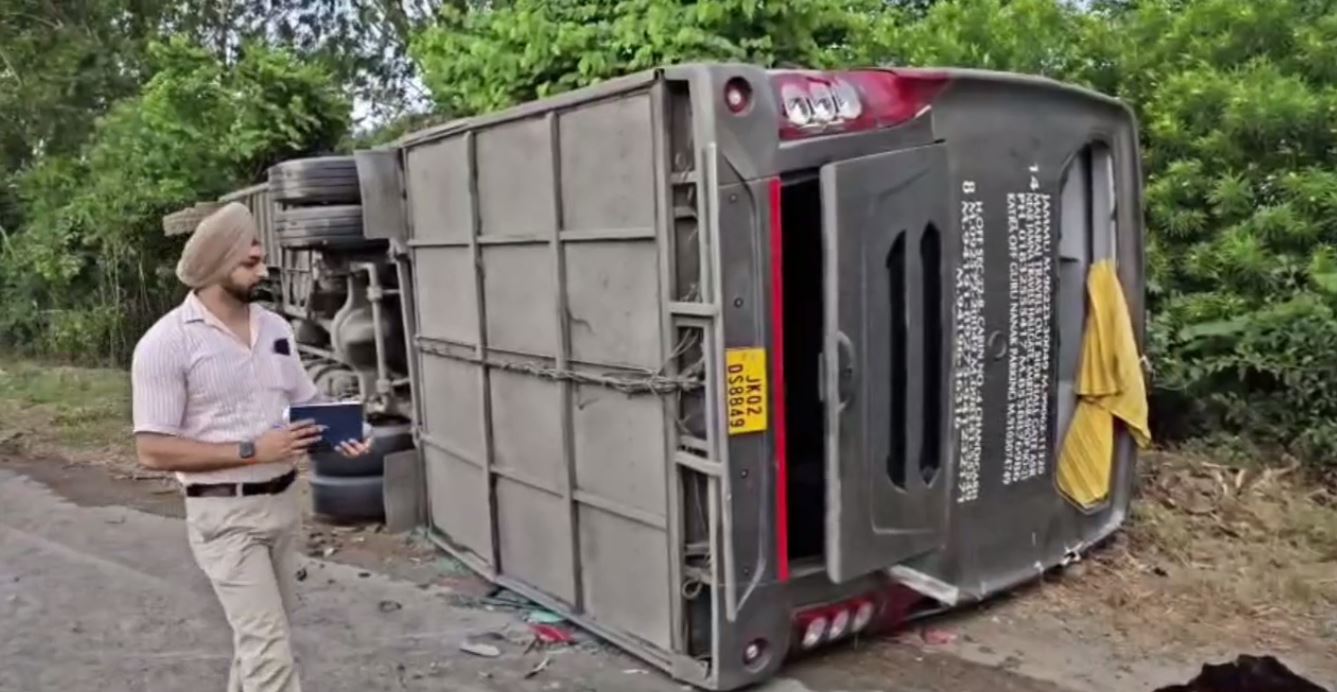 Road Accident News: ਗੁਰਦਾਸਪੁਰ-ਪਠਾਨਕੋਟ ਨੈਸ਼ਨਲ ਹਾਈਵੇ ’ਤੇ ਟੂਰਿਸਟ ਬੱਸ ਪਲਟੀ, 2 ਵਿਦਿਆਰਥੀਆਂ ਦੀ ਮੌਤ