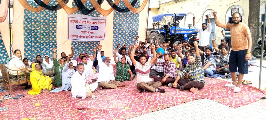 Safai Sevak Strike: ਸਫਾਈ ਸੇਵਕਾਂ ਦੀ ਹੜਤਾਲ ਤੀਜੇ ਦਿਨ ਵੀ ਜਾਰੀ, ਵੱਡੇ ਐਕਸ਼ਨ ਦੀ ਦਿੱਤੀ ਚਿਤਾਵਨੀ 