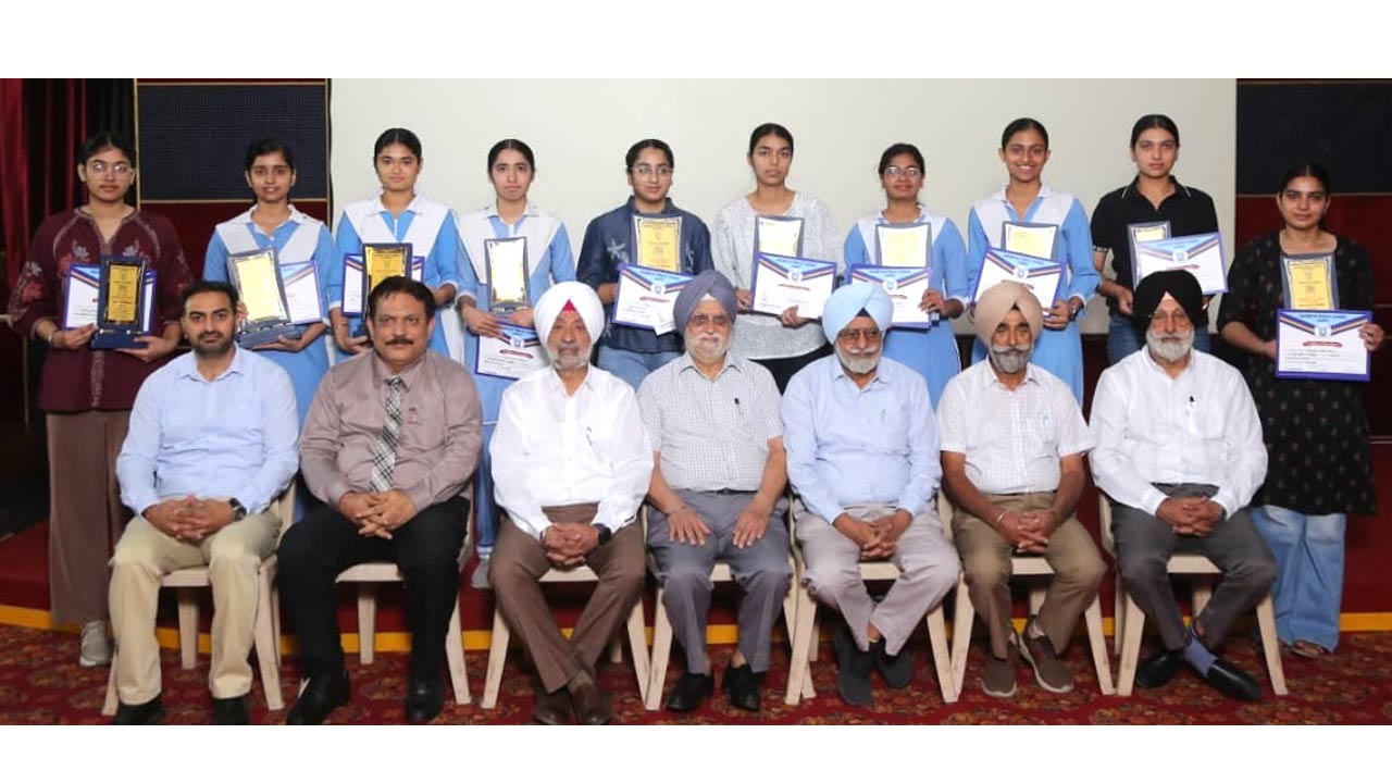 School Award Ceremony: ਦਸਮੇਸ਼ ਪਬਲਿਕ ਸਕੂਲ ਫ਼ਰੀਦਕੋਟ ਦੇ ਹੋਣਹਾਰ ਵਿਦਿਆਰਥੀਆਂ ਨੂੰ ਨਗਦ ਇਨਾਮਾਂ ਨਾਲ ਕੀਤਾ ਸਨਮਾਨਿਤ