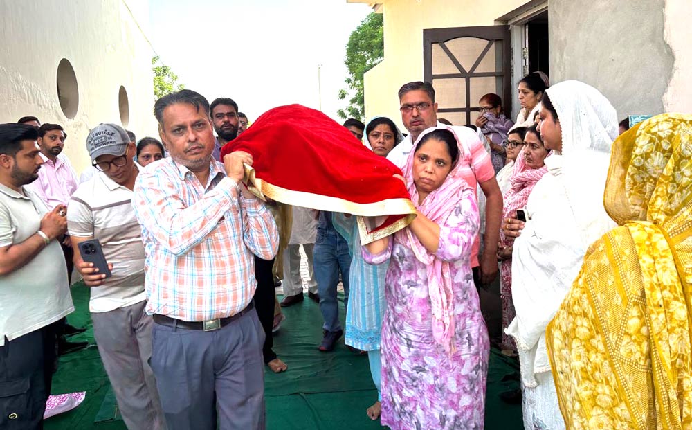 Social Change: ਬੇਟੀਆਂ-ਨੂੰਹਾਂ ਨੇ ਮਾਤਾ ਦੀ ਅਰਥੀ ਨੂੰ ਦਿੱਤਾ ਮੋਢਾ, ਸਮਾਜ ਲਈ ਪੇਸ਼ ਕੀਤੀ ਅਨੋਖੀ ਮਿਸਾਲ