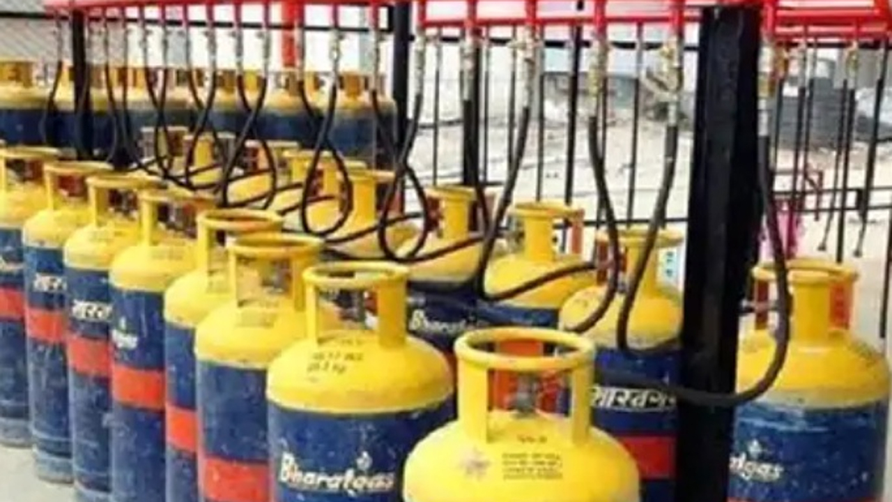 Petrolium Price: ਅੱਜ ਫਿਰ ਮਹਿੰਗਾ ਹੋਇਆ ਗੈਸ ਸਿਲੰਡਰ, ਪੈਟਰੋਲ, ਡੀਜ਼ਲ ਤੇ ਏਟੀਐਫ 'ਤੇ ਐਕਸਪੋਰਟ ਡਿਊਟੀ ਘਟੀ