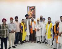 Aam Aadmi Party: ਰਮਦਾਸ ਕਸਬੇ ’ਚ ਮੌਜੂਦਾ ਕੌਂਸਲਰ ਨੇ ਸਾਥੀਆਂ ਸਮੇਤ ਪੰਜਾ ਛੱਡ ਝਾੜੂ ਫੜਿਆ