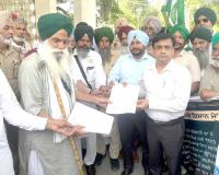 Farmer News: ਭਾਰਤ-ਅਮਰੀਕਾ ਵਪਾਰ ਸਮਝੌਤਾ- ਕਿਸਾਨਾਂ ਨੇ ਖੇਤੀ ਸੈਕਟਰ ਨੂੰ ਬਾਹਰ ਰੱਖਣ ਦੀ ਕੀਤੀ ਮੰਗ, ਰਾਸ਼ਟਰਪਤੀ ਦੇ ਨਾਮ ਸੌਂਪਿਆ ਮੰਗ-ਪੱਤਰ