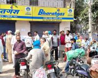 LPG Shortage Punjab: ਕੋਟਕਪੂਰਾ ’ਚ LPG ਗੈਸ ਸਪਲਾਈ ਨੂੰ ਲੈ ਕੇ ਹਾਹਾਕਾਰ, ਲੋਕਾਂ ਵੱਲੋਂ ਗੈਸ ਏਜੰਸੀ ਬਾਹਰ ਰੋਸ ਪ੍ਰਦਰਸ਼ਨ