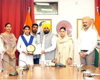 Punjab News: ਅੱਠਵੀਂ ਦੇ ਨਤੀਜਿਆ ਵਿੱਚ ਟਾਪਰ ਰਹਿਣ ਵਾਲੀ ਵਿਦਿਆਰਥਣਾਂ ਨੂੰ ਮਿਲੇ ਸੀਐਮ ਭਗਵੰਤ ਮਾਨ 