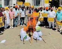 Punjab: 'ਆਪ' ਆਗੂਆਂ ਤੇ ਵਰਕਰਾਂ ਵੱਲੋਂ ਸੂਬਾ ਵਿਆਪੀ ਪ੍ਰਦਰਸ਼ਨ, ਦਲਬਦਲੂ ਸੰਸਦ ਮੈਂਬਰਾਂ ਦੀ ਰਾਜ ਸਭਾ ਮੈਂਬਰੀ ਰੱਦ ਕਰਨ ਦੀ ਮੰਗ