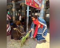 Bollywood News: ਸ਼ਮਿਤਾ ਸ਼ੈੱਟੀ ਤਿਰੂਪਤੀ ਵਿੱਚ ਗਊਸੇਵਾ ਕਰਦੀ ਨਜ਼ਰ ਆਈ, ਭੈਣ ਸ਼ਿਲਪਾ ਨੇ ਕੀਤੀ ਪ੍ਰਸ਼ੰਸਾ 