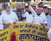 Aap Punjab ਦੀ ਟਰੇਡ ਵਿੰਗ ਵਲੋਂ ਗੈਸ ਸਿਲੰਡਰਾਂ ਦੀਆਂ ਕੀਮਤਾਂ ‘ਚ ਵਾਧੇ ਵਿਰੁਧ ਘੰਟਾ ਘਰ ਵਿਖੇ ਰੋਸ ਪ੍ਰਦਰਸ਼ਨ