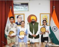 CM Bhagwant Mann: ਮੁੱਖ ਮੰਤਰੀ ਭਗਵੰਤ ਮਾਨ ਨੇ 10ਵੀਂ ਜਮਾਤ ਦੇ ਟਾਪਰਾਂ ਨਾਲ ਕੀਤੀ ਮੁਲਾਕਾਤ