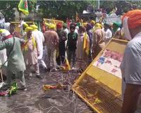 Breaking News Farmers : ਪੁਲਿਸ ਦੇ ਬੈਰੀਕੇਡ ਤੋੜ ਕੇ ਅੱਗੇ ਵਧੇ ਕਿਸਾਨ, ਹੋਈ ਧੱਕਾਮੁੱਕੀ 