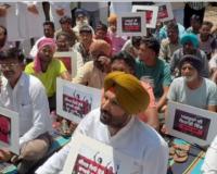 Punjab Congress Protest: ਪੰਜਾਬ ਕਾਂਗਰਸ ਨੇ ਭਗਵੰਤ ਮਾਨ ਸਰਕਾਰ ਵਿਰੁੱਧ ਪ੍ਰਦਰਸ਼ਨ ਕੀਤਾ, ਰੋਜ਼ਾਨਾ ਮਜ਼ਦੂਰੀ ’ਚ ਵਾਧੇ ਦੀ ਮੰਗ 
