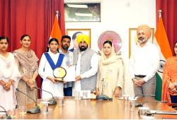 Punjab News: ਅੱਠਵੀਂ ਦੇ ਨਤੀਜਿਆ ਵਿੱਚ ਟਾਪਰ ਰਹਿਣ ਵਾਲੀ ਵਿਦਿਆਰਥਣਾਂ ਨੂੰ ਮਿਲੇ ਸੀਐਮ ਭਗਵੰਤ ਮਾਨ 