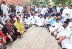 SDM Office Amloh Protest: ਮੰਡੀ ਗੋਬਿੰਦਗੜ੍ਹ ਨਗਰ ਕੌਂਸਲ ਚੋਣਾਂ: ਨਾਮਜ਼ਦਗੀ ਪੱਤਰਾਂ ਦੀ ਸੂਚੀ ਲੇਟ ਕਰਨ ’ਤੇ ਵਿਰੋਧੀ ਧਿਰਾਂ ਦਾ ਐਸਡੀਐਮ ਦਫ਼ਤਰ ਅਮਲੋਹ ਅੱਗੇ ਧਰਨਾ