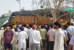 Malout News: ਲੇਬਰ ਚੌਂਕ 'ਚ ਬੇਕਾਬੂ ਟਰੱਕ ਨੇ ਦੋ ਨੂੰ ਦਰੜਿਆ, ਇਕ ਗੰਭੀਰ ਜ਼ਖਮੀ