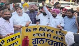 Aap Punjab ਦੀ ਟਰੇਡ ਵਿੰਗ ਵਲੋਂ ਗੈਸ ਸਿਲੰਡਰਾਂ ਦੀਆਂ ਕੀਮਤਾਂ ‘ਚ ਵਾਧੇ ਵਿਰੁਧ ਘੰਟਾ ਘਰ ਵਿਖੇ ਰੋਸ ਪ੍ਰਦਰਸ਼ਨ