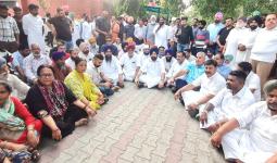 SDM Office Amloh Protest: ਮੰਡੀ ਗੋਬਿੰਦਗੜ੍ਹ ਨਗਰ ਕੌਂਸਲ ਚੋਣਾਂ: ਨਾਮਜ਼ਦਗੀ ਪੱਤਰਾਂ ਦੀ ਸੂਚੀ ਲੇਟ ਕਰਨ ’ਤੇ ਵਿਰੋਧੀ ਧਿਰਾਂ ਦਾ ਐਸਡੀਐਮ ਦਫ਼ਤਰ ਅਮਲੋਹ ਅੱਗੇ ਧਰਨਾ