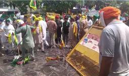 Breaking News Farmers : ਪੁਲਿਸ ਦੇ ਬੈਰੀਕੇਡ ਤੋੜ ਕੇ ਅੱਗੇ ਵਧੇ ਕਿਸਾਨ, ਹੋਈ ਧੱਕਾਮੁੱਕੀ 