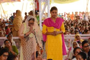 ਸ਼ਹੀਦ ਸਰਬਜੀਤ ਦੀ ਭੈਣ ਤੇ ਬੇਟੀ ਨੇ ਪੂਜਨੀਕ ਗੁਰੂ ਜੀ ਤੋਂ ਲਿਆ ਅਸ਼ੀਰਵਾਦ