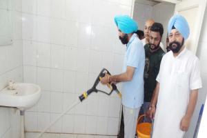 ਵਿਧਾਇਕ ਪਿੰਕੀ ਨੇ ਸਿਵਲ ਹਸਪਤਾਲ ‘ਚ ਆਪ ਕੀਤੀ ਸਫ਼ਾਈ
