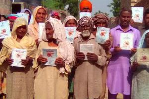 ਨੀਲੇ ਕਾਰਡਾਂ ਵਾਲੇ ਸਰਕਾਰ ਖਿਲਾਫ਼ ਹੋਏ ਲਾਲ ਪੀਲੇ