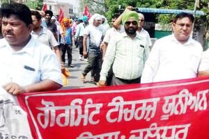 ਅਧਿਆਪਕਾਂ ਕੀਤਾ ਸਿੱਖਿਆ ਮੰਤਰੀ ਦੀ ਕੋਠੀ ਦਾ ਘਿਰਾਓ