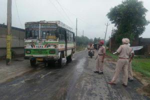 ਸਵਾਰੀਆਂ ਲਿਆ ਰਹੀ ਮਿੰਨੀ ਬੱਸ ‘ਤੇ ਬਿਜਲੀ ਖੰਭਾ ਡਿੱਗਿਆ, ਇਕ ਜ਼ਖਮੀ