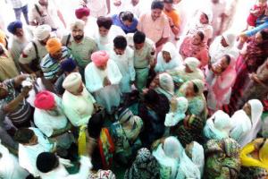 ਪੁਲਿਸ ਦੀ ਢਿੱਲ ਖਿਲਾਫ਼ ਵਰ੍ਹਦੇ ਮੀਂਹ ‘ਚ ਦਿੱਤਾ ਧਰਨਾ 