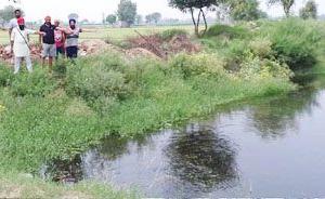 ਲਸਾੜਾ ਡਰੇਨ ਦੀ ਸਫ਼ਾਈ ਨਾ ਹੋਣ ਖਿਆਫ਼ ਨਾਅਰੇਬਾਜ਼ੀ