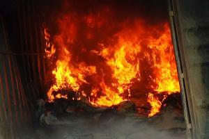 ਚੱਲਦੇ ਕੰਨਟੇਨਰ ਨੂੰ ਅੱਗ ਲੱਗਣ ਨਾਲ ਇੱਕ ਜ਼ਖਮੀ, ਇੱਕ ਬਚਿਆ ਵਾਲ ਵਾਲ