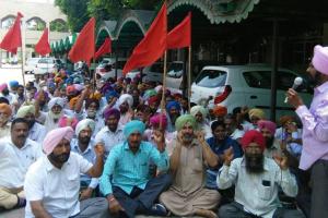 ਮੁਲਾਜ਼ਮਾਂ ਵੱਲੋਂ ਜ਼ਿਲ੍ਹਾ ਖਜ਼ਾਨਾ ਦਫਤਰ ਅੱਗੇ ਧਰਨਾ