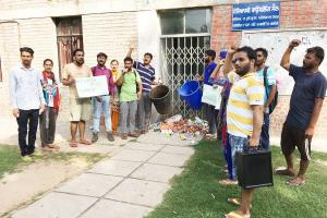 ਵਿਦਿਆਰਥੀਆਂ ਵੱਲੋਂ ਦਫਤਰ ਅੱਗੇ ਕੂੜਾ ਸੁੱਟ ਕੇ ਪ੍ਰਦਰਸ਼ਨ