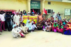 ਕਣਕ ਦਾਲ ਵਾਲੇ ਨੀਲੇ ਕਾਰਡ ਕੱਟਣ ‘ਤੇ ਮਜ਼ਦੂਰ ਹੋਏ ਲਾਲ