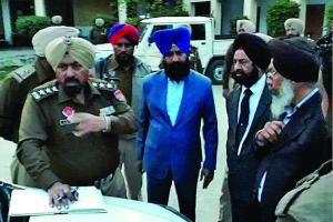 ਪੋਲਿੰਗ ਬੂਥਾਂ ਵਾਂਗ ਪ੍ਰੀਖਿਆ ਕੇਂਦਰ ‘ਤੇ ਲੋਕਾਂ ਕੀਤਾ ਕਬਜ਼ਾ