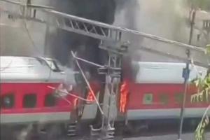 ਗਵਾਲਿਅਰ ‘ਚ ਆਂਧਰਾ ਪ੍ਰਦੇਸ਼ ਐਕਸਪ੍ਰੈਸ ਦੇ 4 ਡੱਬਿਆਂ ‘ਚ ਲੱਗੀ ਅੱਗ